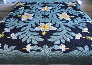 Couette Hawaïenne Artisanale Vintage Lavable 100% Coton avec Motif Floral Brodé pour la Décoration de la Literie à la Maison et à l'Hôtel - Product Image 3