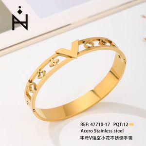 Braccialetto alla Moda in Acciaio Inossidabile con Lettera V Traforata a Forma di Fiore - Product Image 1