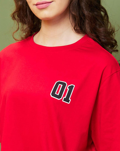 เสื้อยืดครอปท็อปสีแดงสำหรับผู้หญิง พิมพ์ลายโลโก้ 01 คอกลม ทรงหลวม แขนสั้น สวมใส่สบายในฤดูร้อน ผ้าฝ้ายเจอร์ซีย์ 100% ระบายอากาศได้ดี - Product Image 3
