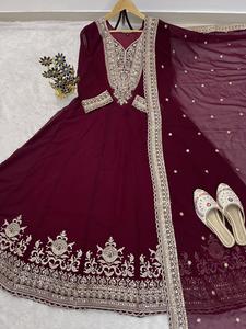 Karma Fashion - Lehenga Choli Dupatta Rosa Bordado, Hermoso y de Secado Rápido, Corte Regular, para Fiestas de Invierno/Verano, India - Product Image 3