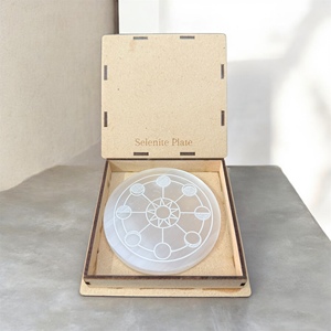 Plaque de charge en sélénite gravée motif phases lunaires, forme ronde, 8-15 cm, vente en gros, de Muntaha Agate. Achetez de la sélénite de qualité supérieure. - Product Image 1