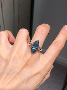 Bague à trois pierres en moissanite bleue taille marquise 2 carats, en argent 925 original, bijou moderne et raffiné, idéal pour les fiançailles - Product Image 4