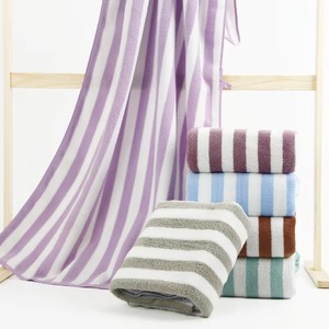 Serviette de toilette en coton personnalisable avec logo, durable, douce et absorbante, pour salle de bain, OEM, marque privée, commandes en gros, en polaire corail rayée - Product Image 2
