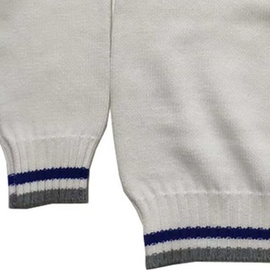 Pull en tricot blanc à col en V avec bordure rayée bleue et grise - Product Image 5