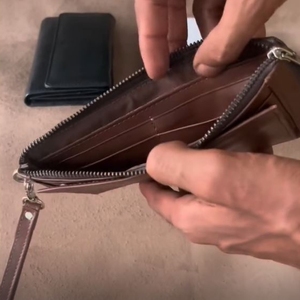 Élégant Portefeuille Marron Texturé Alligator Multi-emplacements à Trois Volets avec Dragonne, Compartiment Zippé pour Billets et Organiseurs de Cartes de Voyage - Product Image 3
