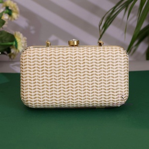 Pochette de soirée élégante pour femme, brodée à la main en Inde, avec un design blanc scintillant et une chaîne. - Product Image 6