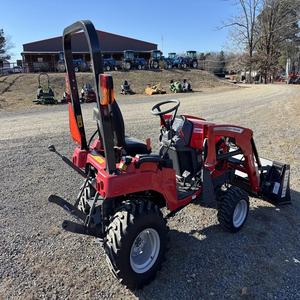 Tracteur à roues compact Massey Ferguson GC 1723E 24,5 CV 4x4 avec transmission par engrenages, chargeur et surveillance à distance – Équipement de qualité supérieure - Product Image 6