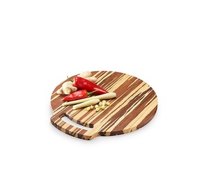 Planche à découper classique en bois rectangulaire avec poignée pour couper les légumes et la viande, fabriquée à la main en bois massif - Product Image 2