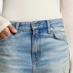 Shorts en jean pour femme, taille haute, design chic et tendance, style streetwear, qualité supérieure, avec logo. - Product Image 4