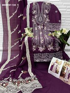 Colección de trajes salwar y dupatta de algodón cambric grueso con bordado floral elaborado, semisellados, a precio mayorista. - Product Image 6