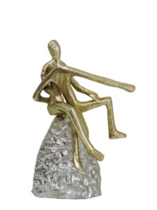 Estatua Moderna Abstracta de Pareja en Aluminio Dorado, Elegante Escultura de Dos Figuras Sentadas en una Roca Plateada, Adorno Decorativo para el Hogar - Product Image 2