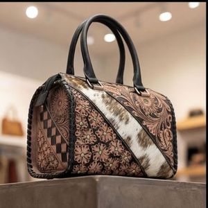 Bolso de mano tipo duffle mini Speedy de cuero 100% genuino con asa doble, con detalles florales tallados y acabado de pelo en color marrón - Product Image 2