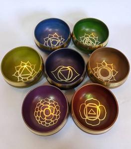 Juego Profesional de Cuencos Tibetanos de 7 Chakras con Frecuencias Afinadas para Reiki, Equilibrio de Chakras y Baños de Sonido, Disponible al por Mayor a Precio Económico - Product Image 1
