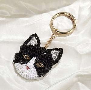 Porte-clés vintage faits à la main avec strass, lettres de l'alphabet multicolores, breloques de poignet, motif chat noir et blanc - Product Image 1