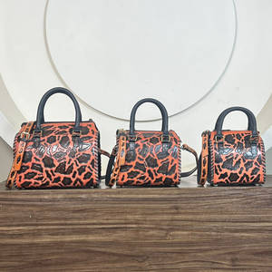 Bolso de mano tipo bandolera de lujo, hecho a mano, con estampado de leopardo, en cuero vacuno premium, con cierre de cremallera, unisex, estilo Speedy. - Product Image 4