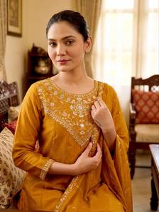 Ensemble de costume élégant en soie Vichitra avec broderie de sequins pour occasions festives - Product Image 4