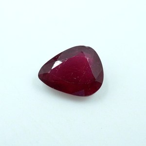 พลอยทับทิมสีแดงธรรมชาติทรงหยดน้ำเจียระไน 2.20 กะรัต (9x7.5x4 มม.) จากราชสถาน สำหรับทำเครื่องประดับ - Product Image 6
