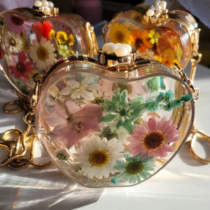 Sculpture de table en résine de fleurs naturelles en forme de cœur, écologique, décoration d'intérieur, cadeau fait main pour mariage et Saint-Valentin - Product Image 1