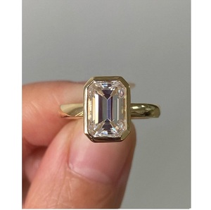 Anillo de Moissanita con Corte Esmeralda de Calidad Premium, Chapado en Oro, Joyería Fina de Lujo para Compromiso, Boda, Celebración, Ocasión Especial - Product Image 3
