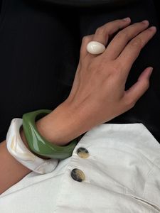 Bracelet en résine noire, bracelet en résine crème, bracelet en résine ambre, bracelet en résine miel, bracelet en résine marbrée, bracelet en résine rond, bracelet en résine épaisse - Product Image 3