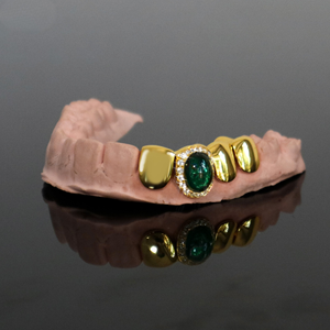 Gorra Grillz con Gema de Esmeralda |   Grillz Dentales de Oro Amarillo de 14K con Diamantes Personalizados - Product Image 2