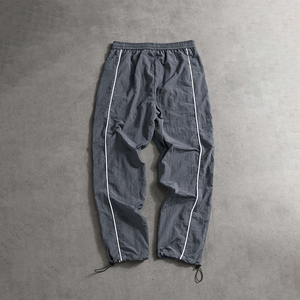 Pantalon de survêtement blanc ample et tendance pour homme avec empiècements latéraux noirs et détails de passepoil blanc - Coupe décontractée, style sportif et décontracté - Product Image 1
