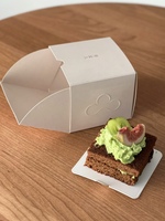 Boîte en carton blanc écologique avec logo en relief, acceptant la taille et la conception personnalisées pour l'emballage alimentaire, la boulangerie et la pâtisserie