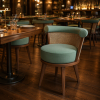 Fauteuil d'appoint moderne vert rembourré avec dossier en rotin, chaise de salle à manger en rotin, fauteuil à cadre en bois massif pour hôtel, café, restaurant