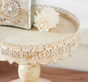 Support à gâteau rond en métal avec bordure en filigrane, plateau de service artisanal pour desserts à prix avantageux - Product Image 5