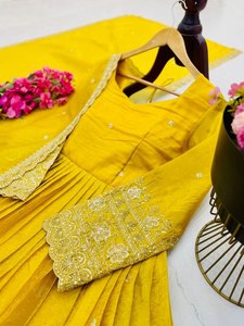Robe Anarkali élégante dorée pour femme avec ensemble dupatta, broderie de sequins, extensible et réversible, pour Diwali et mariage - Product Image 3