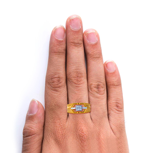 Bague de luxe pour homme en or jaune 18 carats avec grappe de diamants carrés et design géométrique ouvert – Bague statement en diamant pour homme - Product Image 2