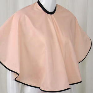 Cape de coiffure professionnelle rose avec bordure noire en polyester, résistante à l'eau, pour barbier, salon de coiffure, coupe de cheveux, coloration et coiffage. - Product Image 2
