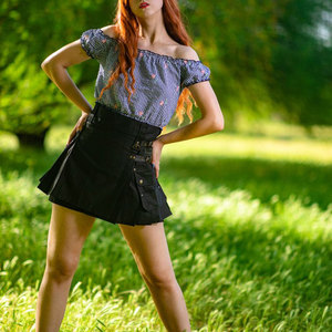 Traje Tradicional Escocés (Kilt) para Mujer, Diseño OEM/ODM, Falda Plisada con Bolsillos Tipo Cargo, Venta al Por Mayor Personalizada - Product Image 2