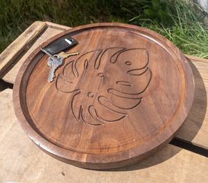 Bandeja de Nogal con Hoja de Monstera Tallada - Acabado Lacado Portátil Multifuncional para Decoración del Hogar, Joyería y Bebidas - Product Image 4