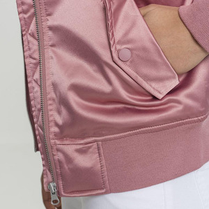 Chaqueta Varsity de Satén para Mujer, Cómoda y Resistente al Viento, Fabricada en Fábrica OEM ODM, Prenda Exterior de Moda con Cierre Frontal, Chaqueta de Béisbol de Satén - Product Image 4