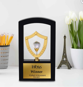 Trofeo de madera y metal chapado en oro con diseño de escudo de bola de cristal grabado, Premio al Logro Global del Ganador - Product Image 1