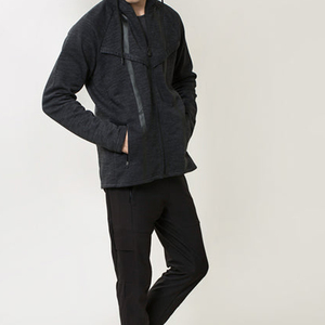 Veste à capuche noire entièrement zippée pour homme, avec empiècements contrastés et poches verticales zippées, vêtements de sport décontractés - Product Image 4