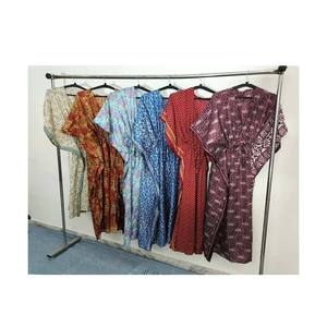 Elegante Caftán Floral de Seda para Mujer de Ethnic Craft Hub (Modelo ETH-262) de la India para Usar en Resorts o como Cubrebañador - Product Image 1