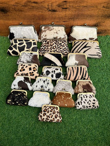 Petit porte-monnaie en cuir de vachette multifonctionnel et populaire avec fermeture en métal et imprimé animal. - Product Image 6