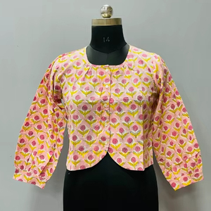เสื้อกล้ามผู้หญิงคอวีลายดอกไม้สไตล์ญี่ปุ่นแบบพิมพ์ลายด้วยมือ เป็นมิตรกับสิ่งแวดล้อม ผลิตจากผ้าฝ้ายสำหรับฤดูร้อน จากรัฐราชสถาน - Product Image 1