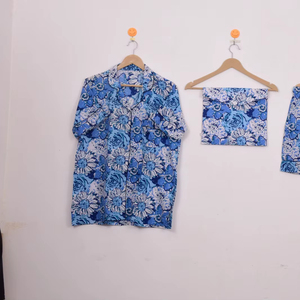 ชุดเสื้อและกางเกงขาสั้นลายดอกไม้สีน้ำเงินพร้อมกระเป๋าเข้าชุด - Product Image 1