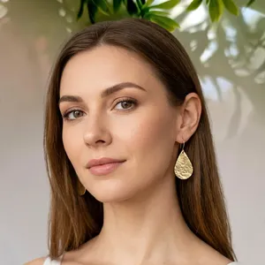 Boucles d'oreilles en laiton doré, forme goutte d'eau martelée, bijoux légers et texturés - Product Image 2
