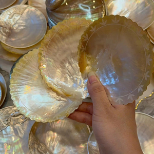 Plat de service décoratif en nacre, forme ovale, motif végétal, design moderne, fonction tactile pour table à manger - Product Image 1