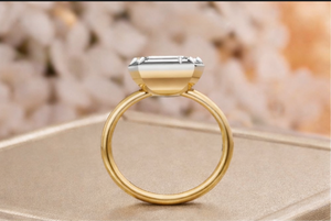 Anillo de Compromiso Solitario de Diamante Corte Esmeralda en Oro de 14K, Diamante Cultivado en Laboratorio / Moissanita, Anillo de Boda Minimalista para Mujer - Product Image 2