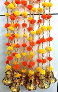 Guirlande suspendue multicolore de 1,5 m avec pompons et clochettes pour enterrement de vie de jeune fille et décoration de mariage, mélange rose, rouge, jaune, orange - Product Image 3