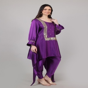 Conjunto de caftán diseñado para mujeres modernas, estilo top y pantalón dhoti, color morado, con cuentas y trabajo de lentejuelas. - Product Image 2