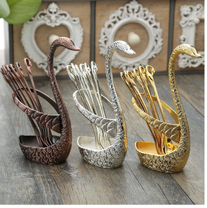 Base élégante en forme de cygne contenant un ensemble de petites fourchettes à dessert en bronze, argent et or. Disponible aux prix de gros. - Product Image 1