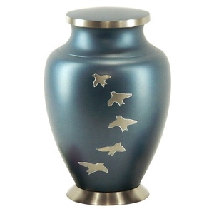 Urna de cremación de latón artesanal con características personalizables y una superficie pulida para un tributo amoroso de Axiom Home Accents - Product Image 4