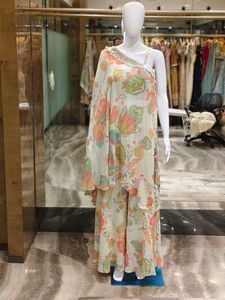 Conjunto de Top Kaftan Asimétrico de un Solo Hombro con Estampado Floral Pastel y Pantalones Palazzo Acampanados - Product Image 2