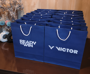 Sacs en papier bleus de luxe en gros avec poignées en corde blanche pour les boutiques de mode, les magasins de vêtements, le shopping et la promotion - Product Image 3
